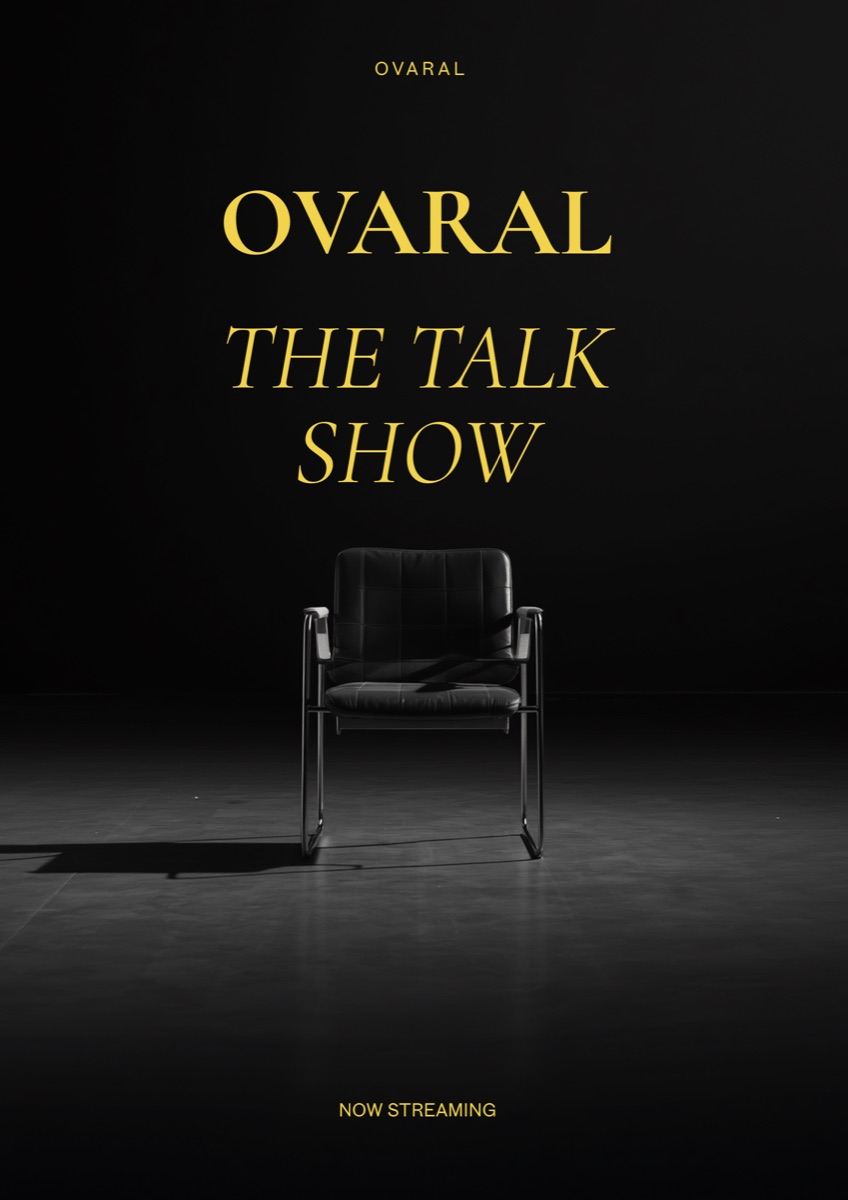 Una silla negra vacía bajo una luz puntual, con el título OVARAL: THE TALK SHOW.